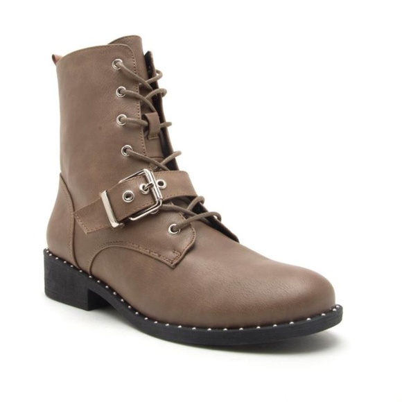 qupid chunky buckle flat boots in black